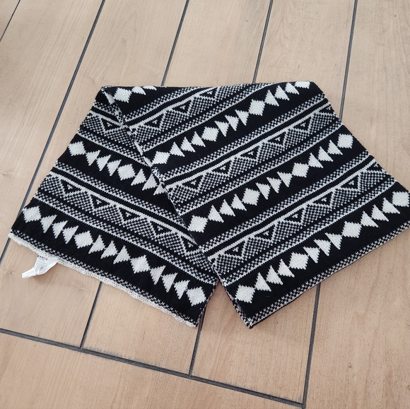 Black and White Geometric Patterned Scarf - Picture 3 of 5